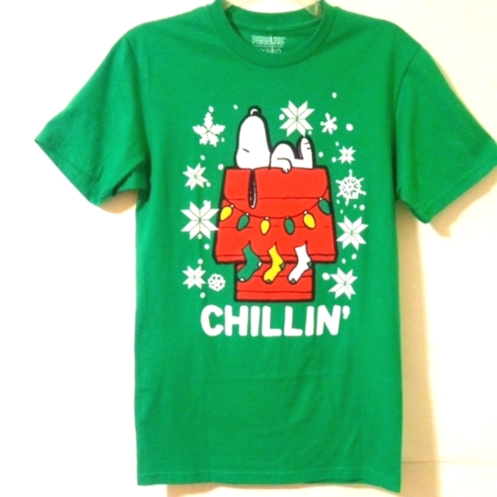 PEANUTS GREEN CHILLIN' SNOOPY CHRISTMAS HOLIDAY GRAPHIC TEE SHIRT SIZE SMALL NWT